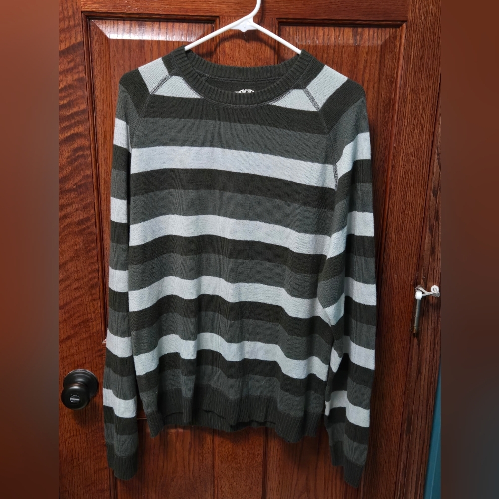Aeropostale Men's Gray and Black Striped Crewneck Sweater